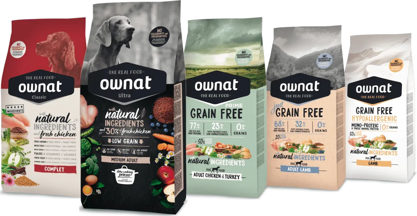 Un groupe de sacs de nourriture pour chien Ownat sont alignés les uns à côté des autres.