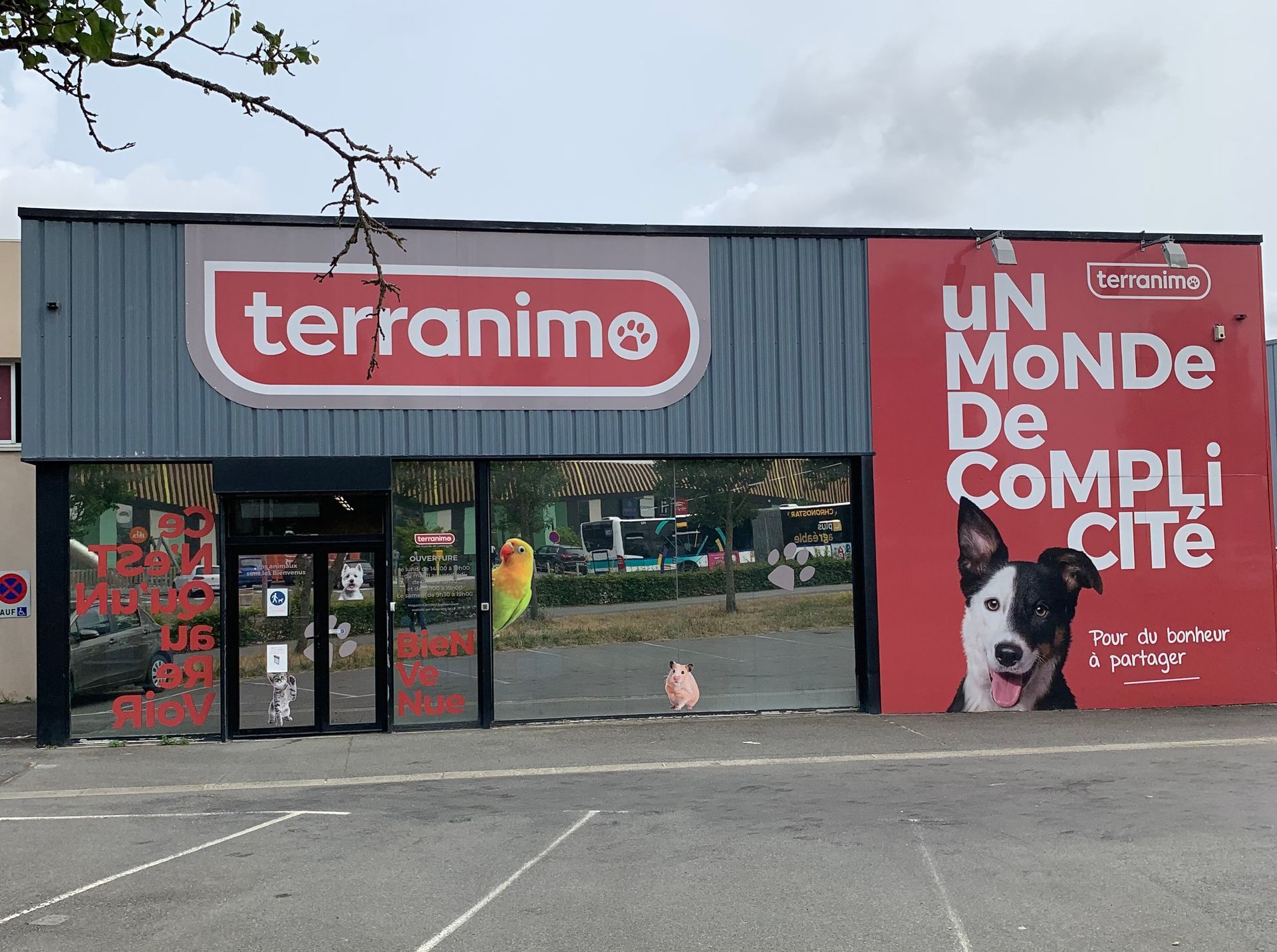 Un magasin Terranimo avec une grande enseigne sur le devant