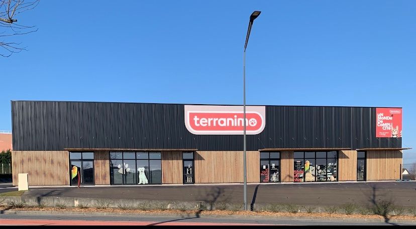 Un grand bâtiment avec un panneau indiquant Terranino dessus.