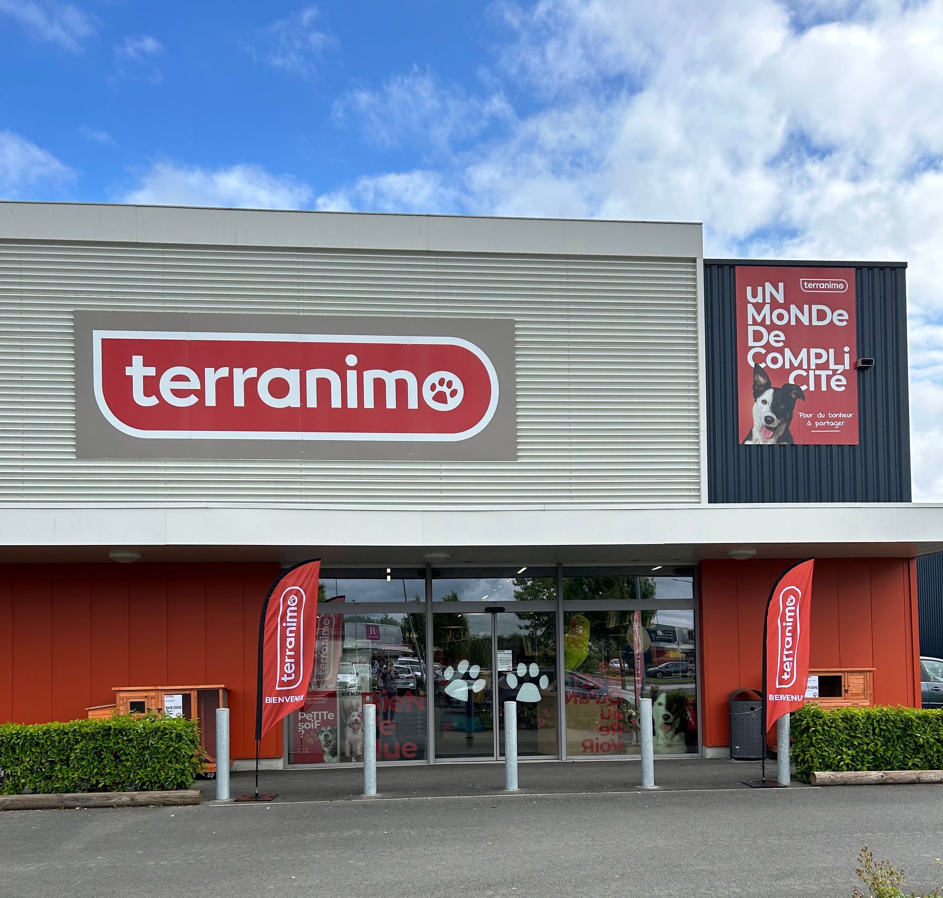 Un magasin Terranimo avec une enseigne sur le côté