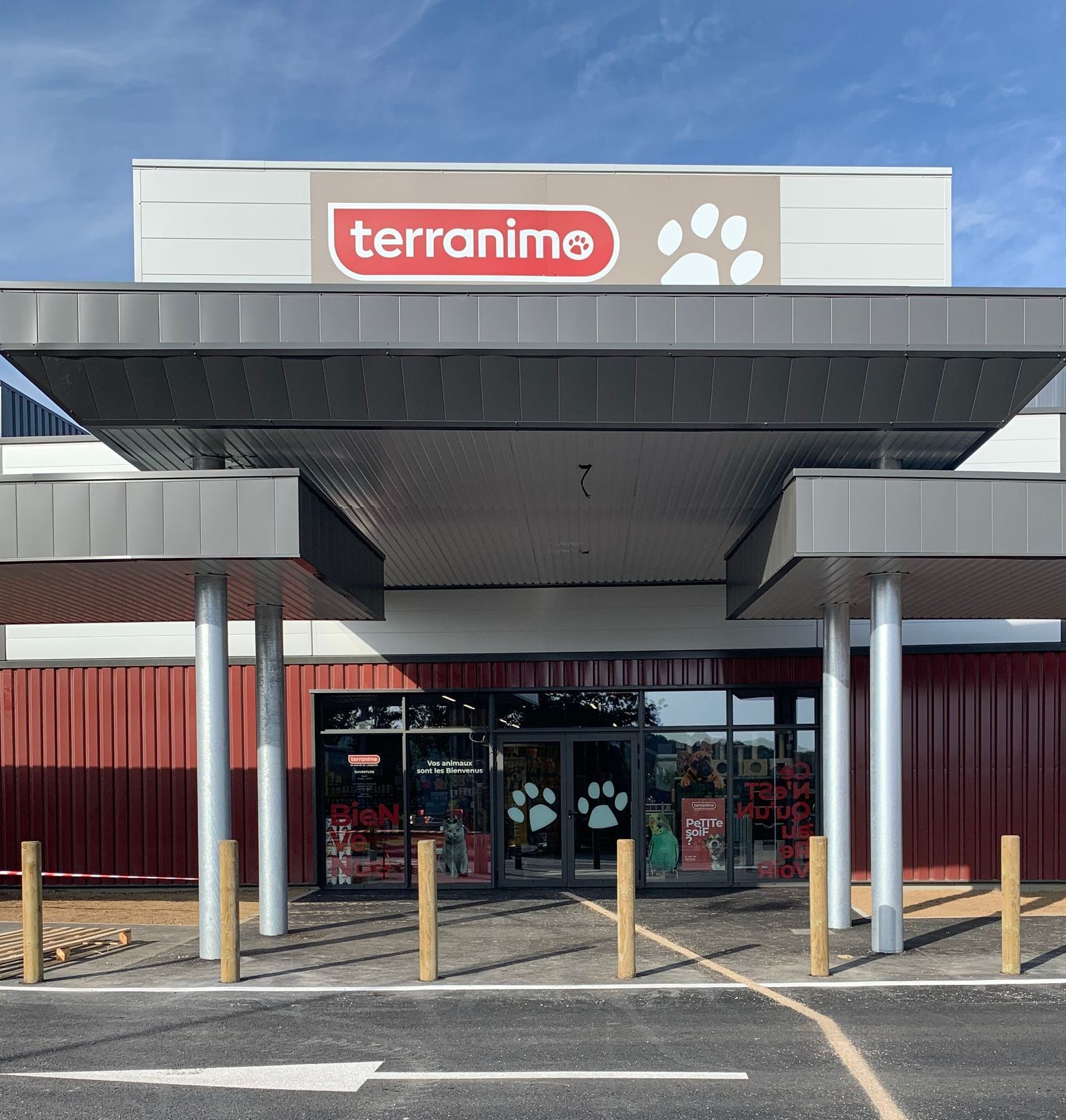 La façade d'un magasin Terranimo avec une empreinte de patte dessus