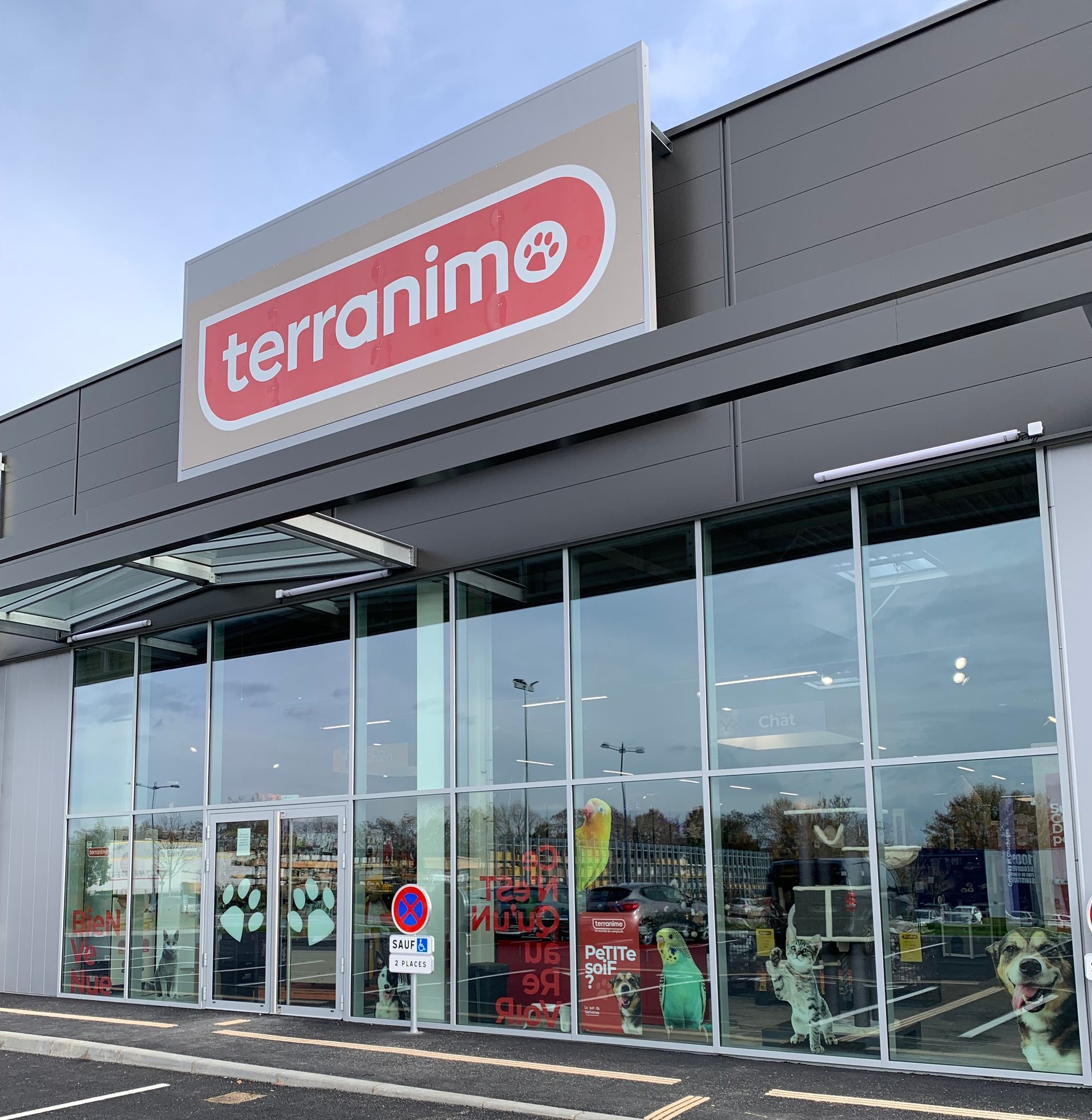 Un magasin terranimo avec beaucoup de vitrines