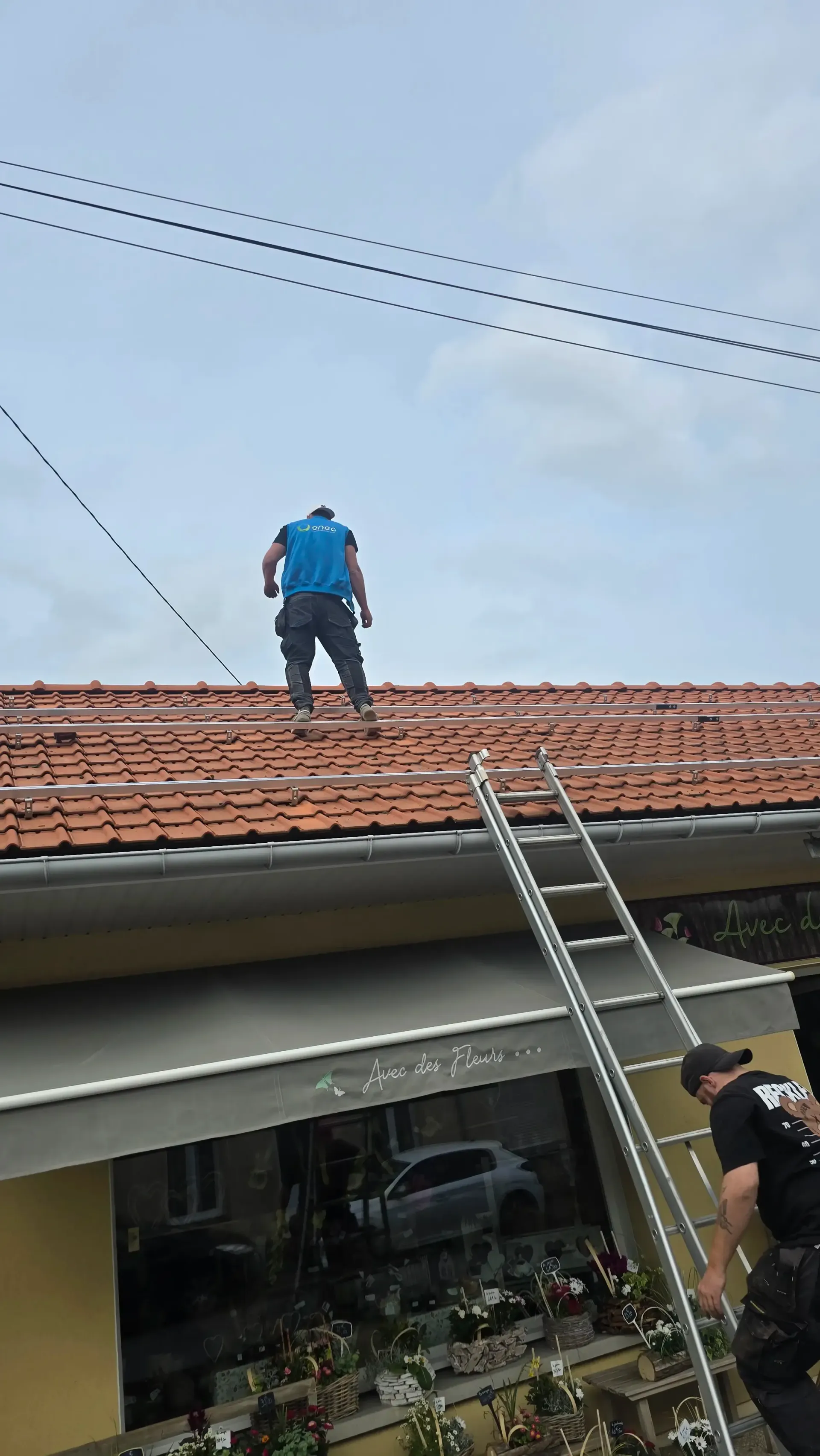 Ouvrier pour toit en panneau solaire