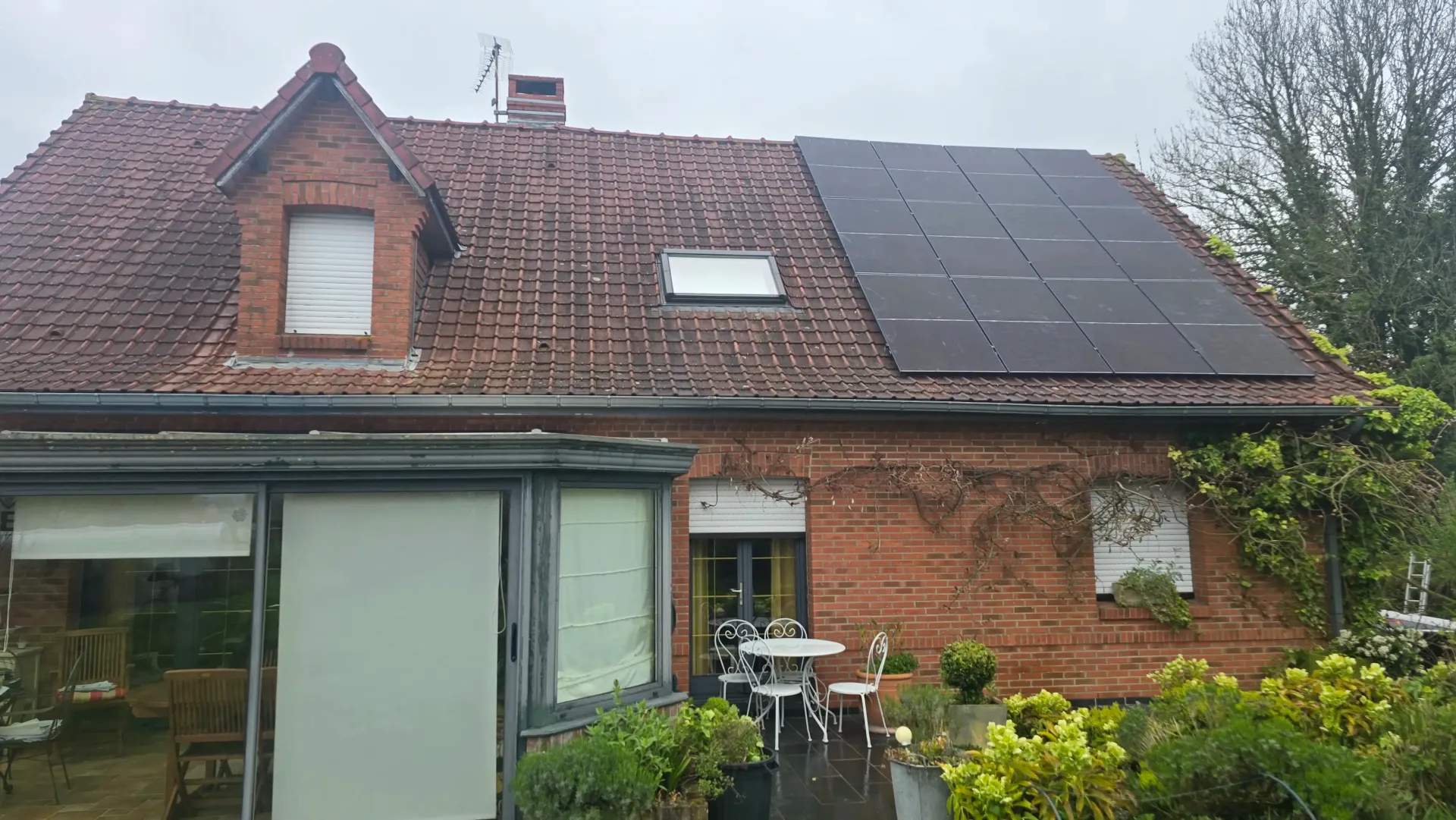 Maison en briques panneaux solaires