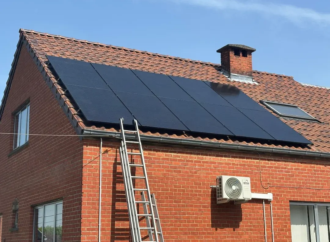 Toit de maison avec panneaux solaires