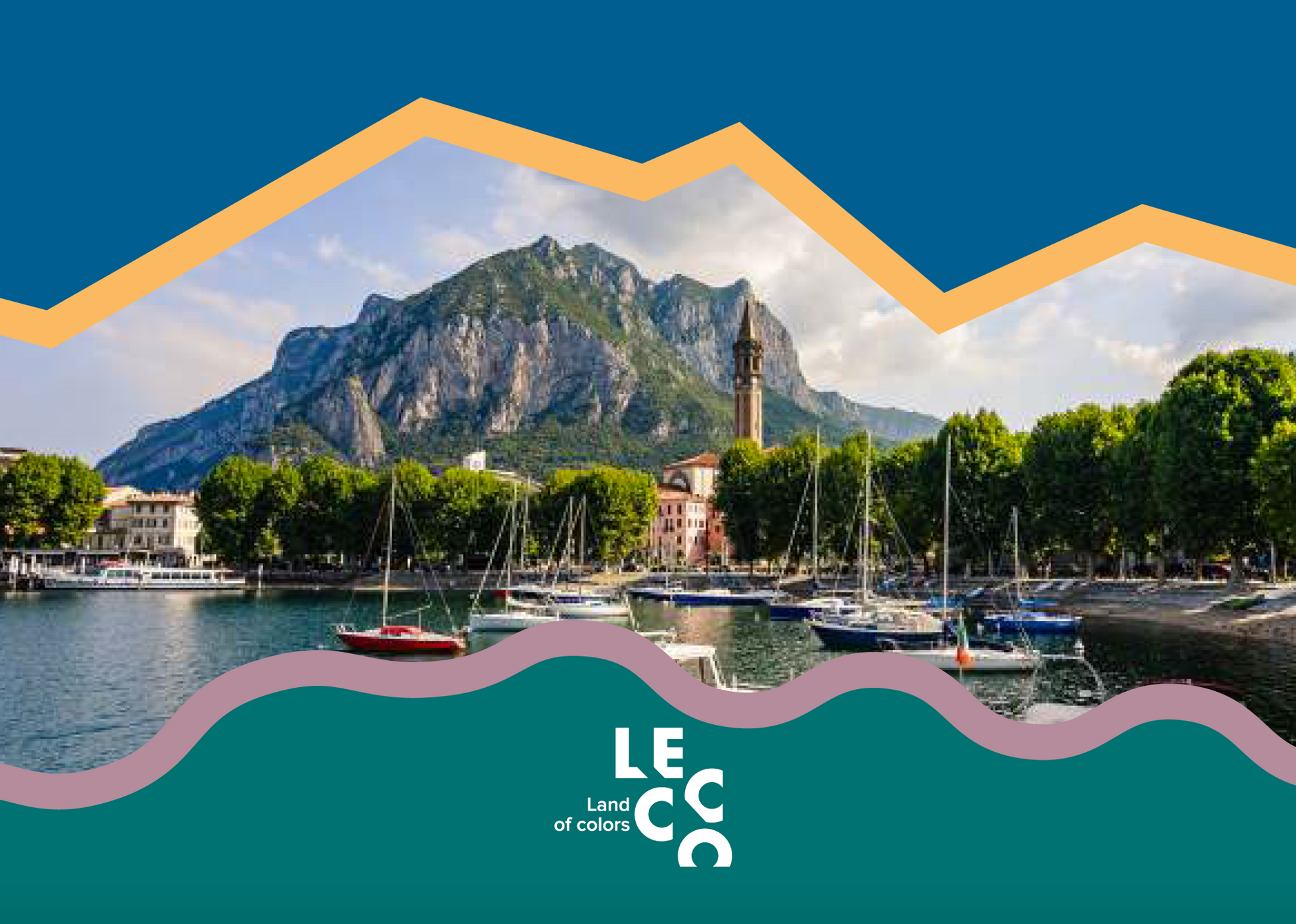 Porto sul lago di montagna con barche a vela, alberi e un campanile sotto cime rocciose