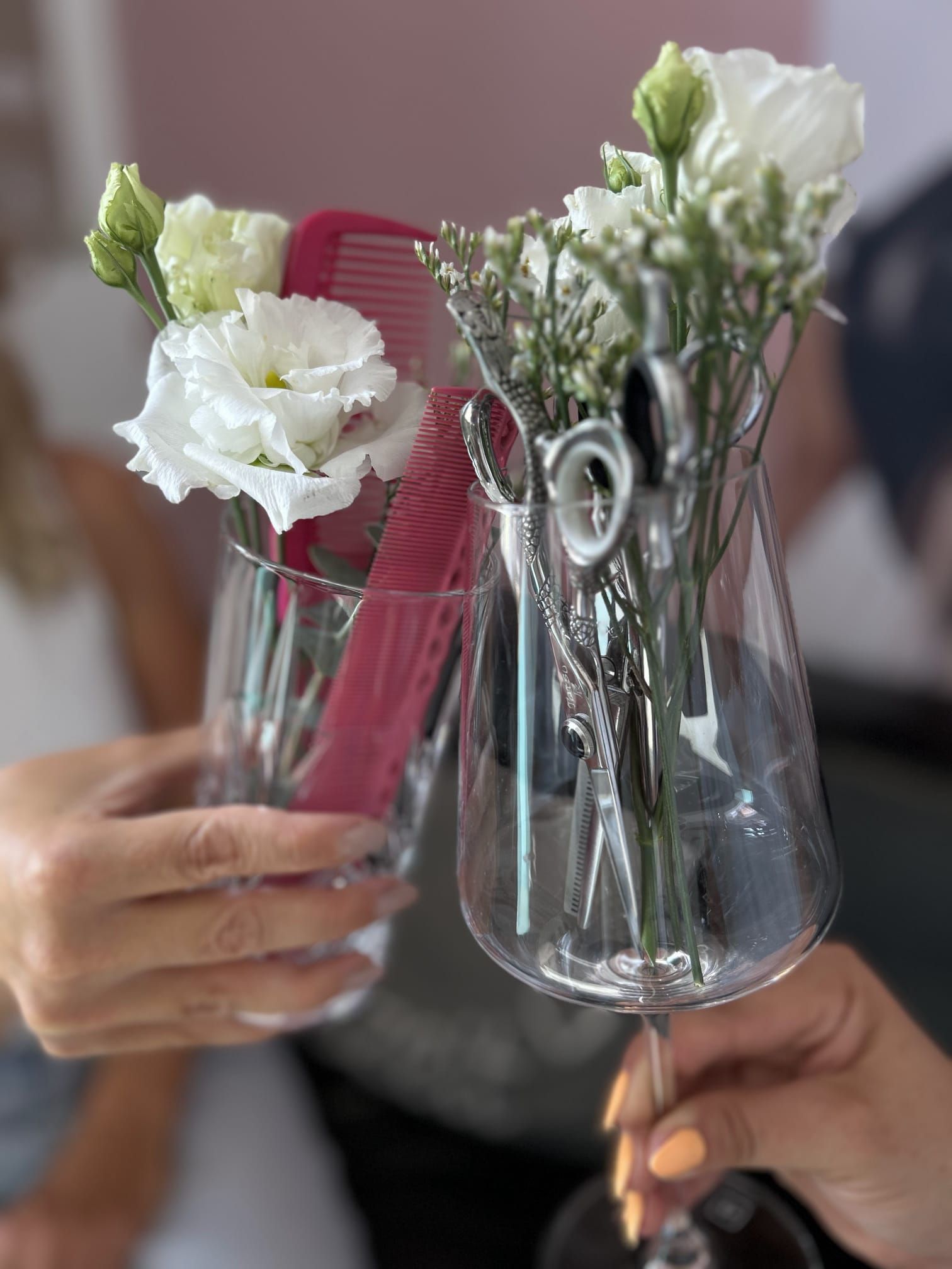 Friseurwerkzeuge und weiße Blumen dekorativ in Gläsern
