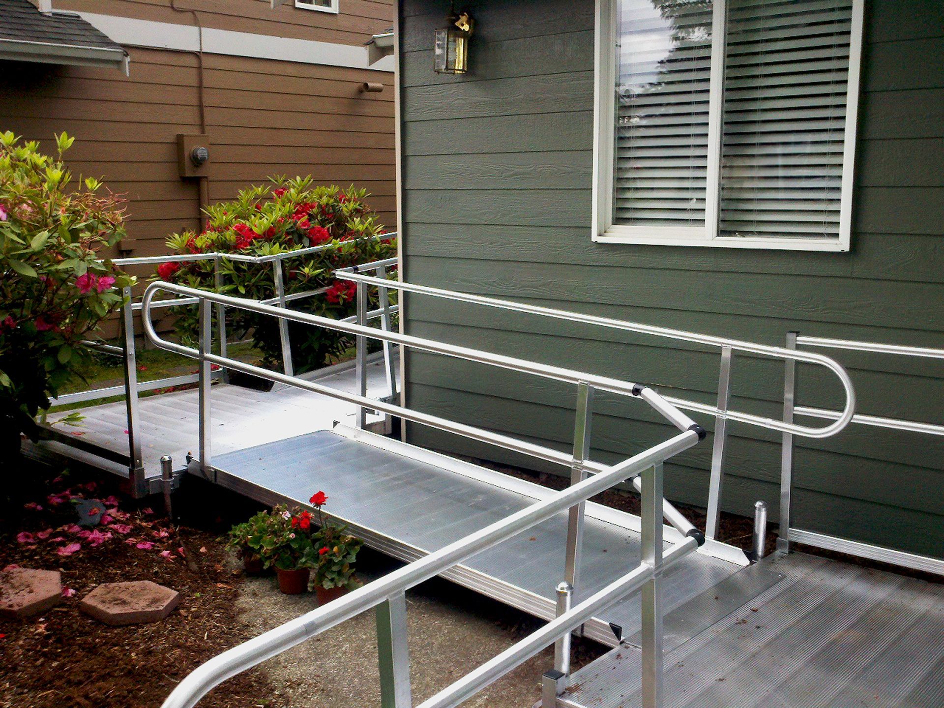 Modular wheelchair ramp system with a turn platform navigating around a corner of a home