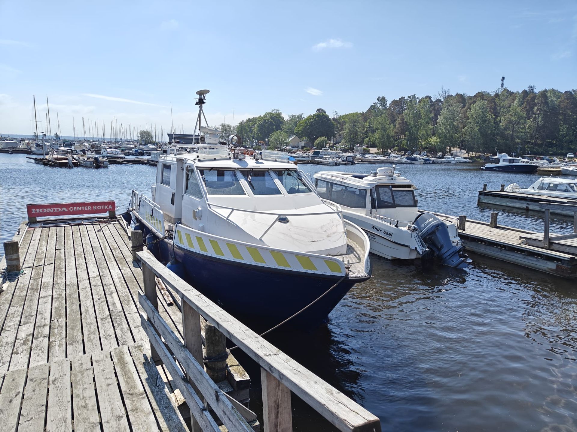 Vene on kiinnitetty laituriin vesistön vieressä.
