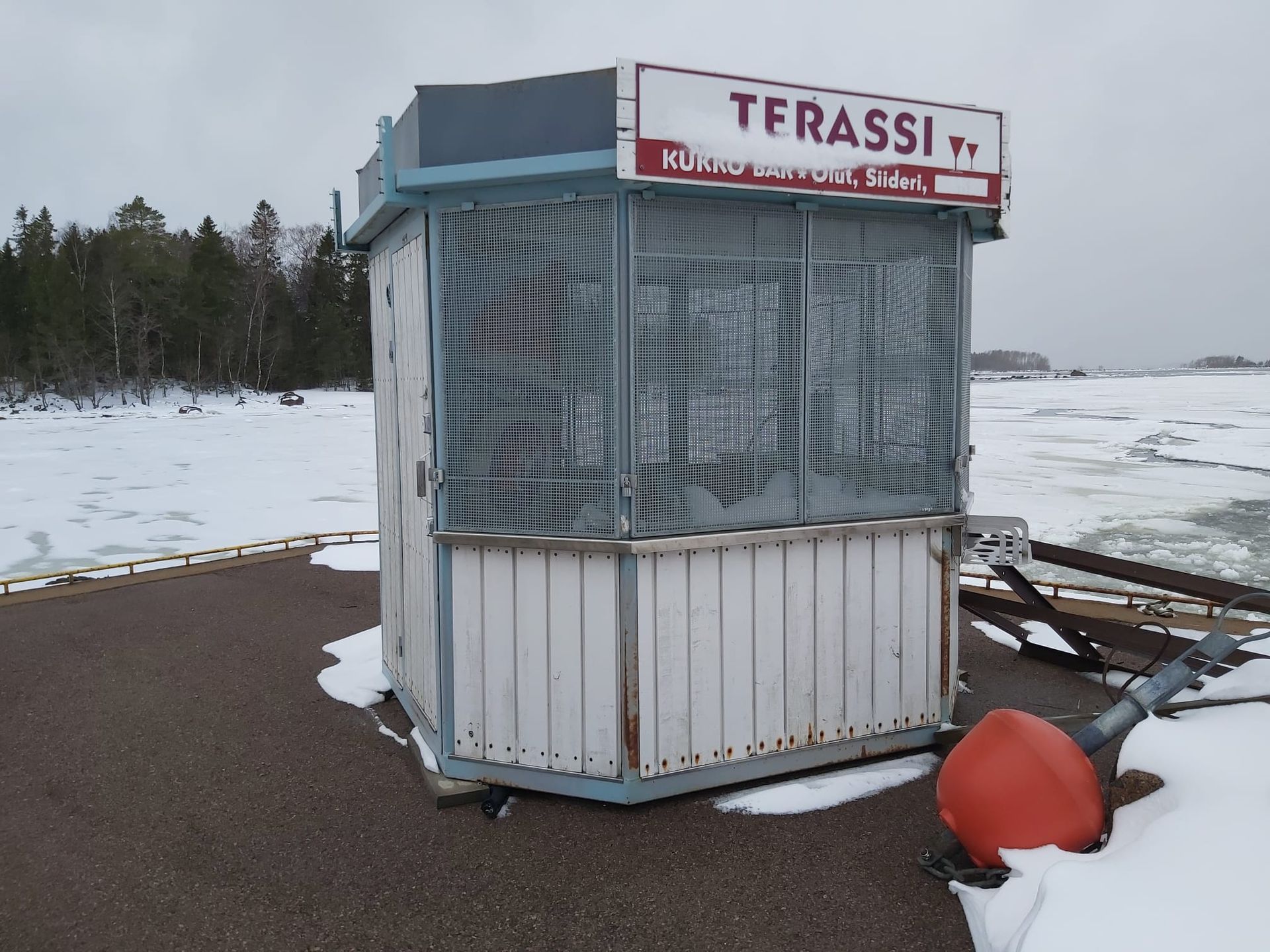 Pieni rakennus, jossa sana terassi