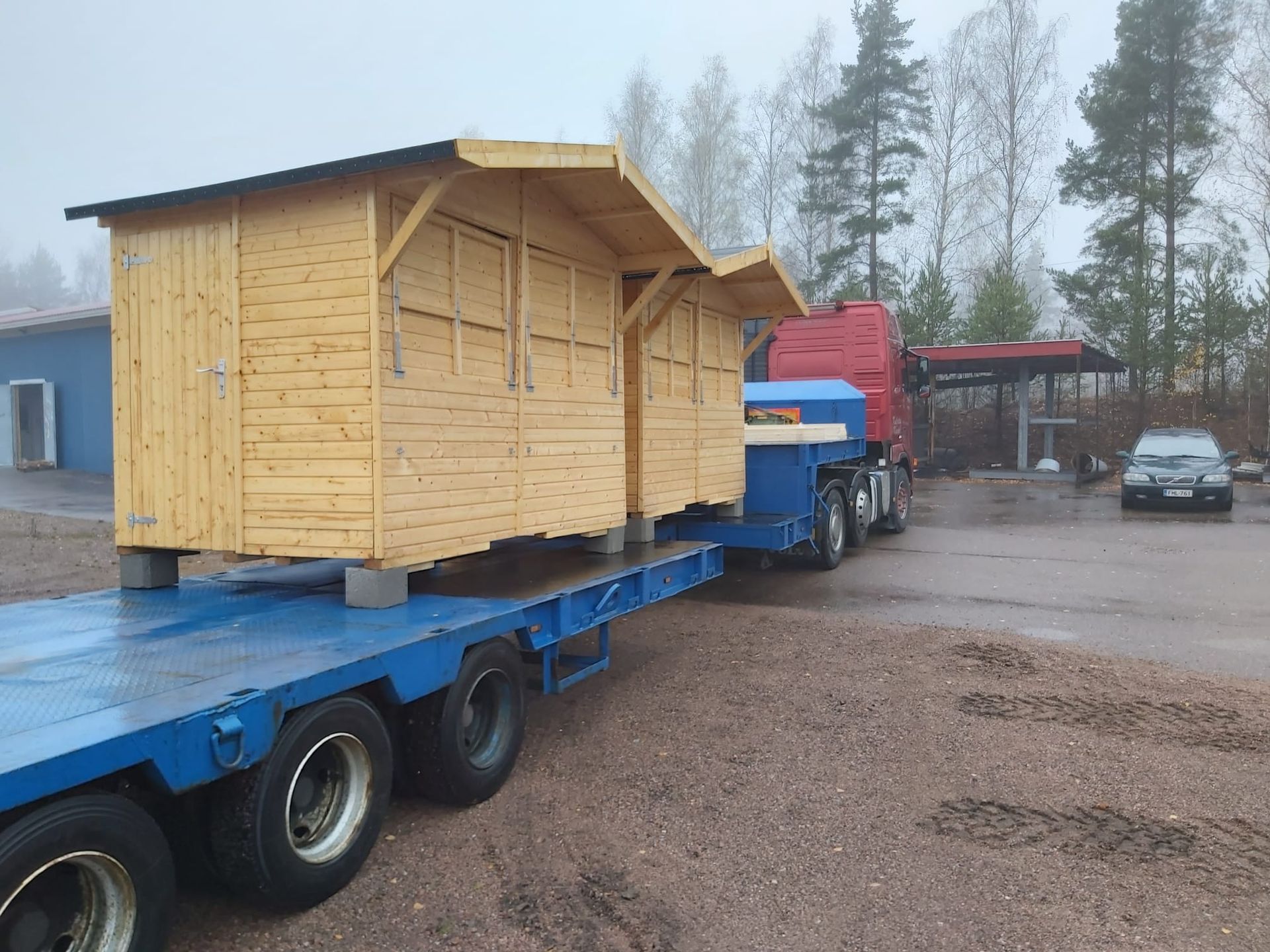 Kuorma-auto kuljettaa puuvajaa perävaunussa
