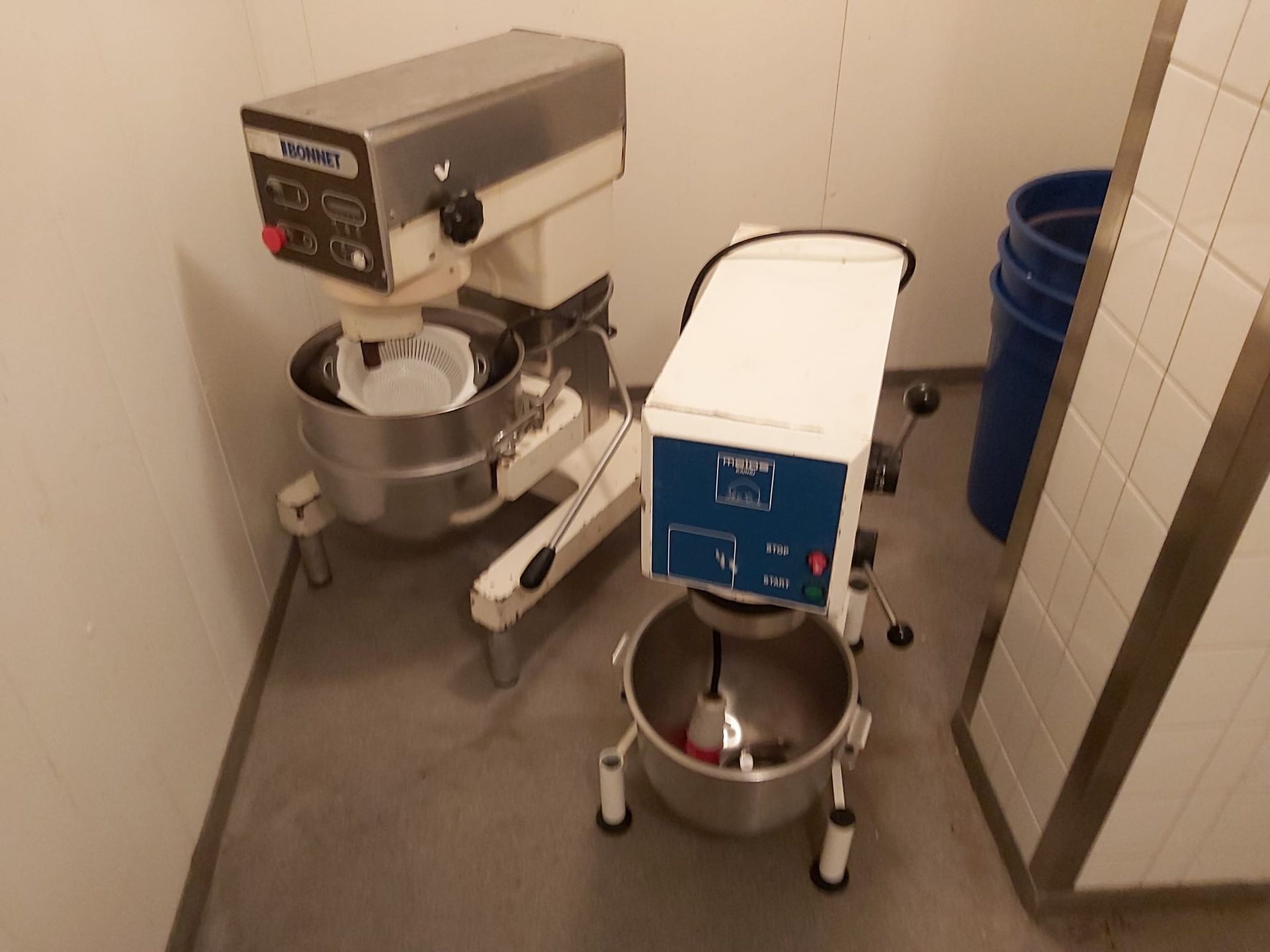 Kaksi sekoitinta istuu huoneessa vierekkäin