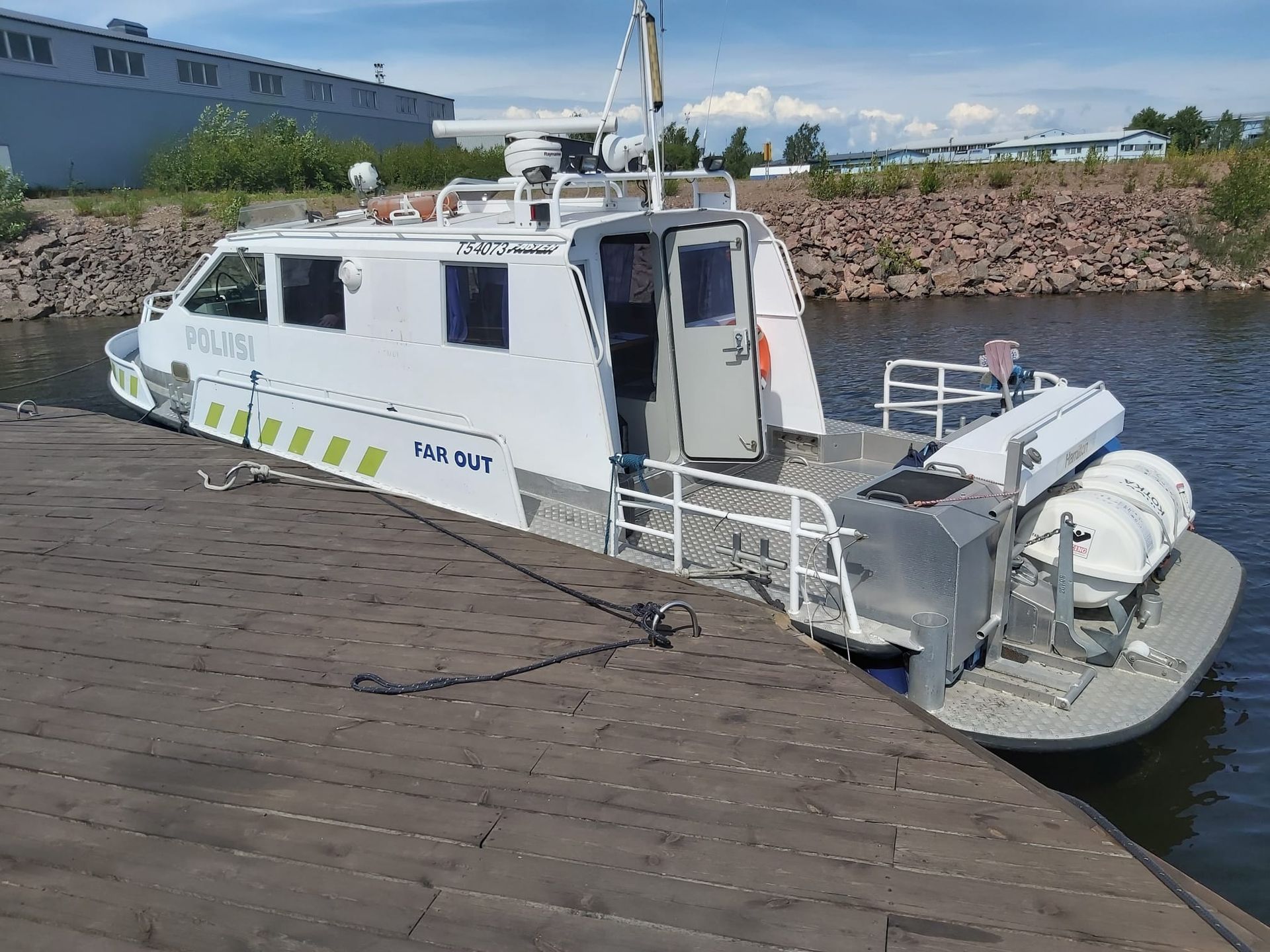 Pieni vene on kiinnitetty laituriin vesistön vieressä.