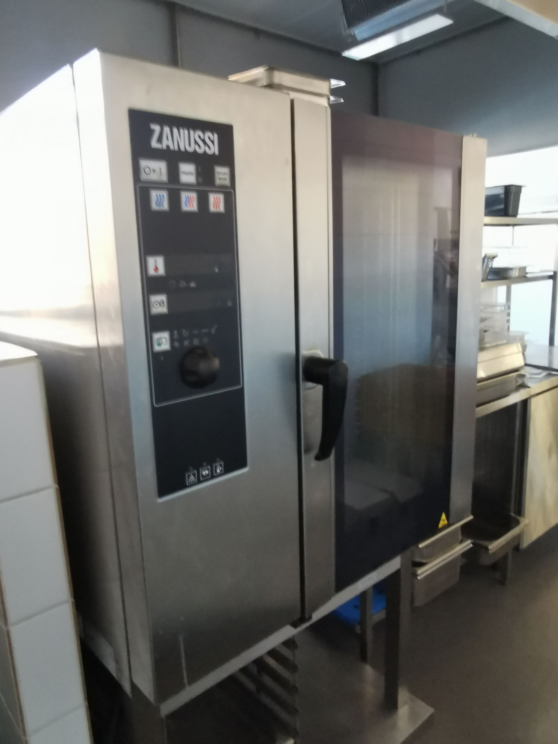 Zanussi-uuni istuu keittiössä