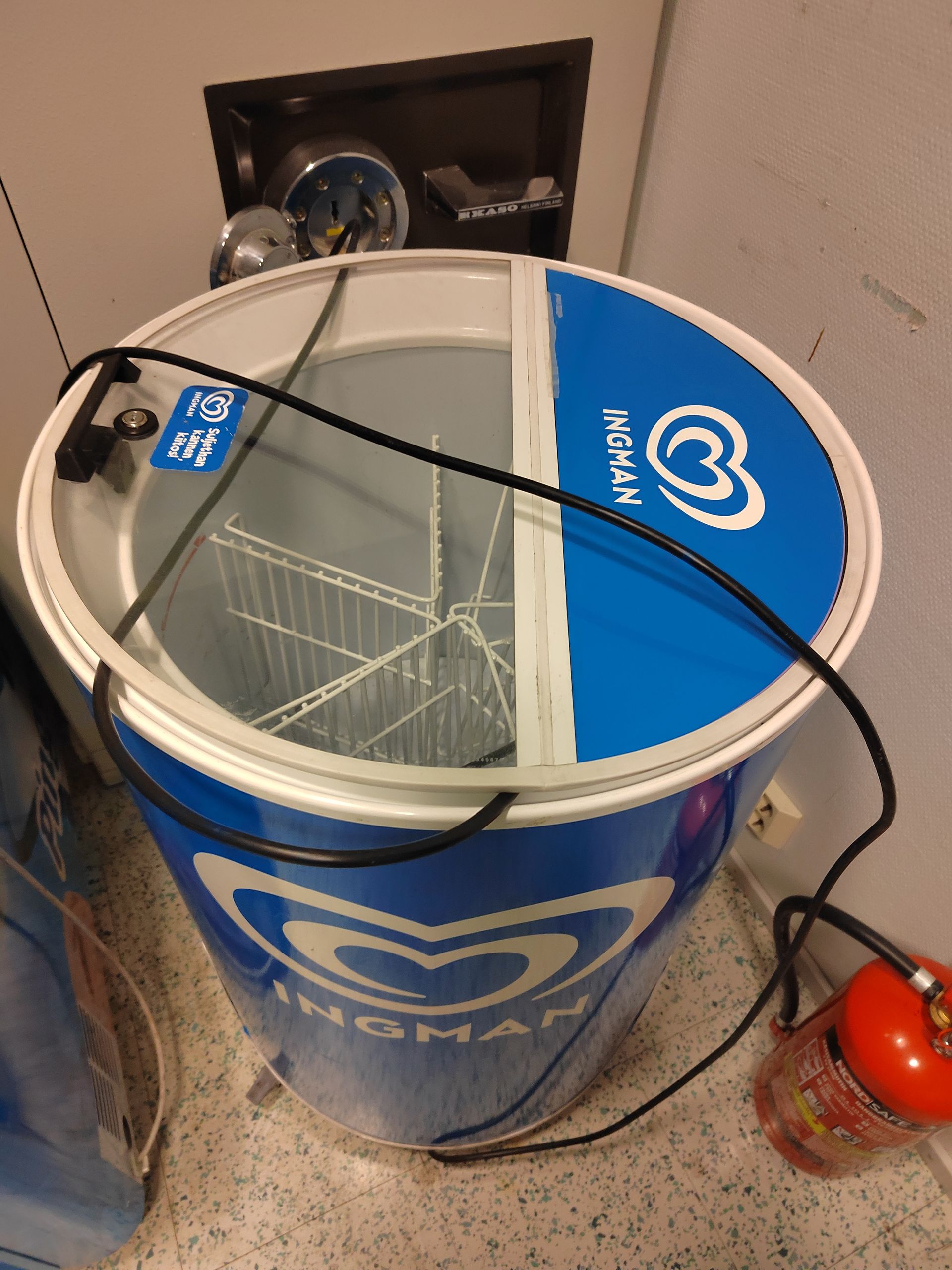 Sininen ämpäri, jossa on sana ingnan
