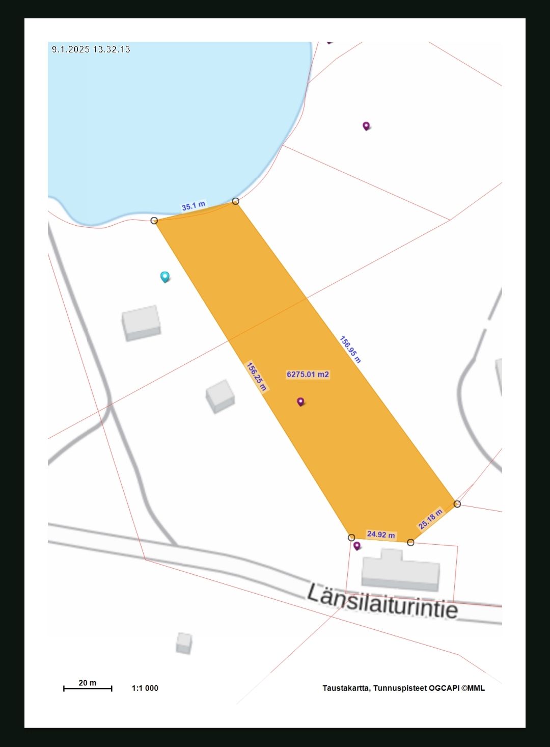 Kartta pellosta, jonka taustalla on järvi