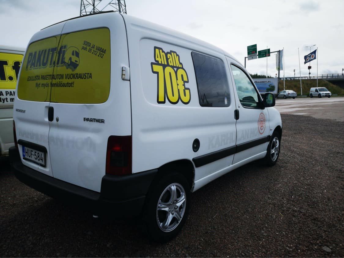 Valkoinen pakettiauto, jonka takana on numero 700