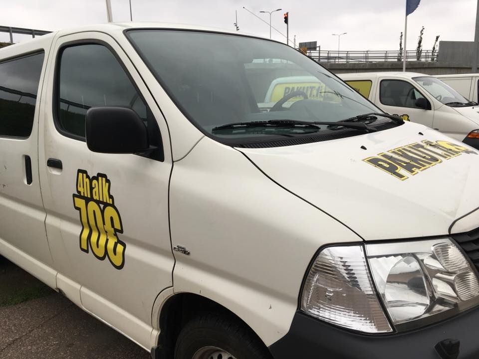 Valkoinen pakettiauto, jonka sivulla on numero 708