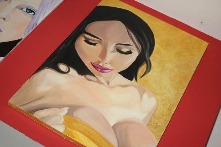 Ritratto di donna con capelli scuri e rossetto rosa su tela con bordo rosso.