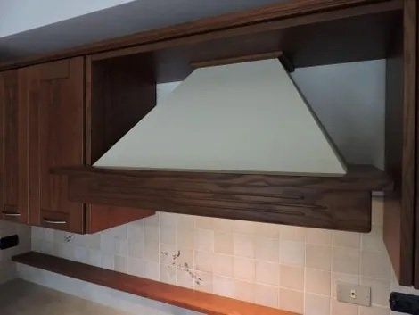 cucina con cappa e mobili in legno