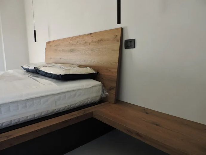 letto matrimoniale con testata in legno