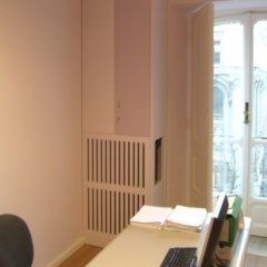 Particolare di copri server con mobile per ufficio in MDF per ufficio, con laccatura opaca lilla/bianco realizzato su misura.