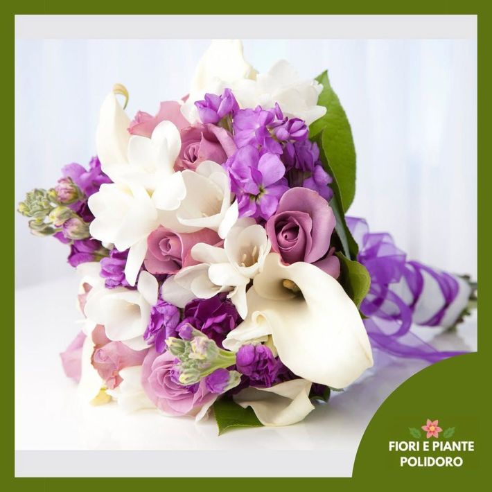 Bouquet di orchidee viola e bianche con rose e verde su sfondo chiaro.