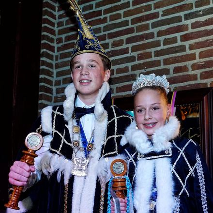 Gele cirkel met daarin een vraagteken, omgeven door een decoratieve zonachtige rand.