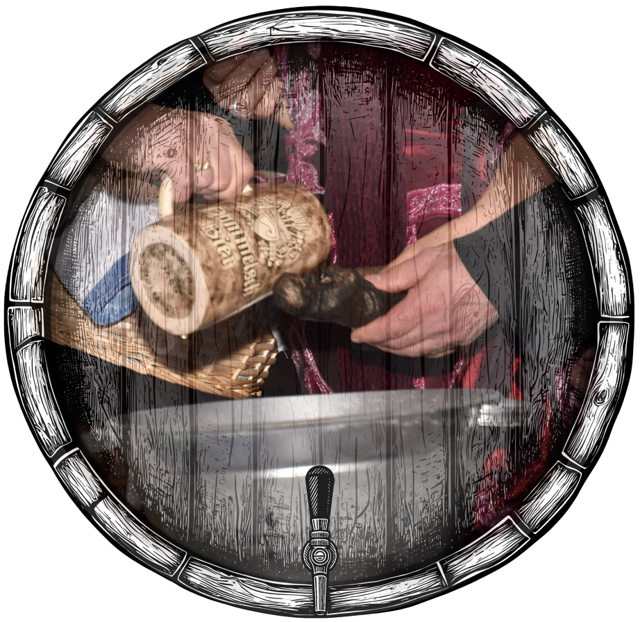 Een persoon schenkt water uit een houten mok in een metalen bak in een vat.