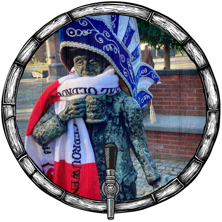 Beeld van een man met een sjaal en een hoed, omlijst door een vat met een kraan aan de onderkant.