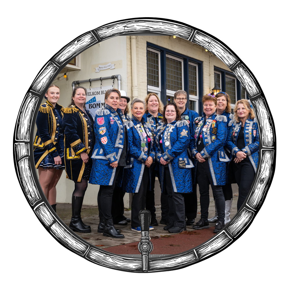 Vijf mannen in blauwe jassen en hoeden met veren staan ​​in een bosrijk gebied, omgeven door een ronde, stenen rand.