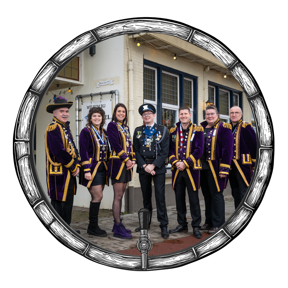 Een groep mensen in kostuums poseert voor een wit gebouw, omringd door herfstbladeren. Gezien door een biervat.