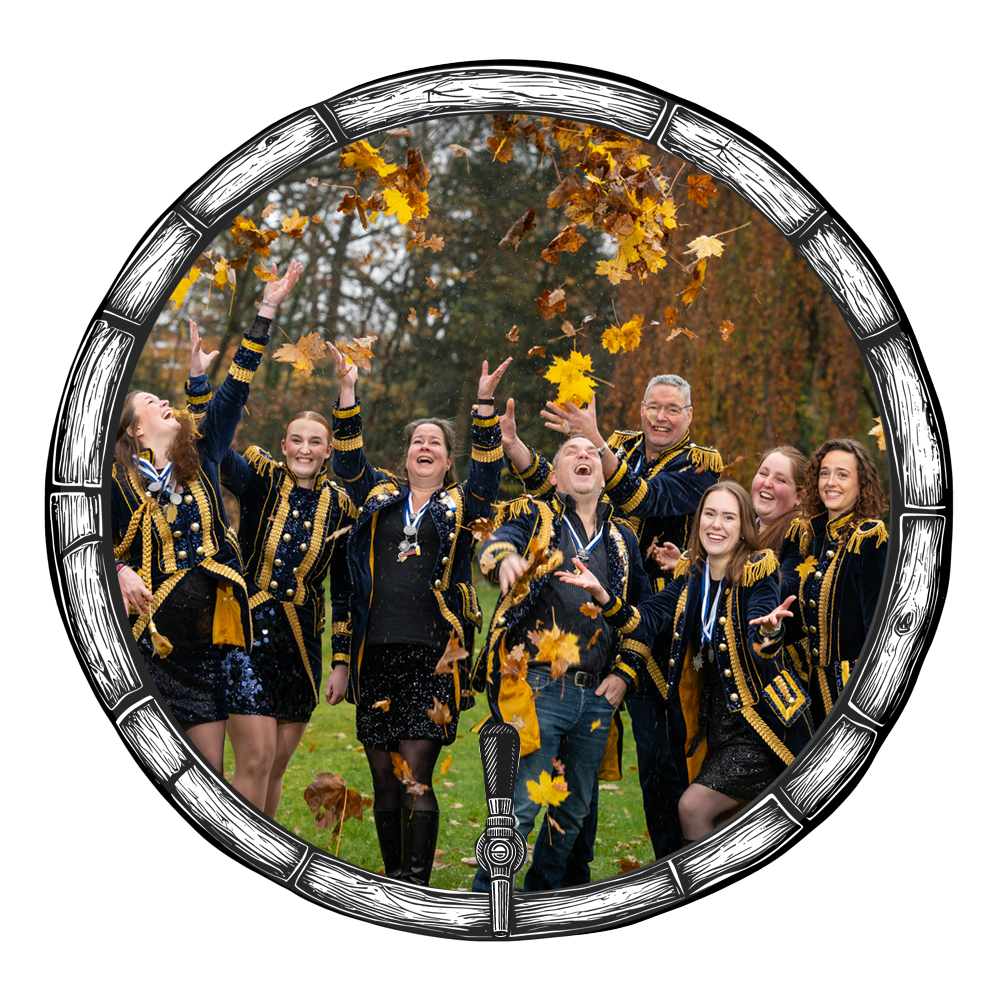 Groep van zeven personen, gekleed in zwarte jassen met medailles, ingelijst in een vat.