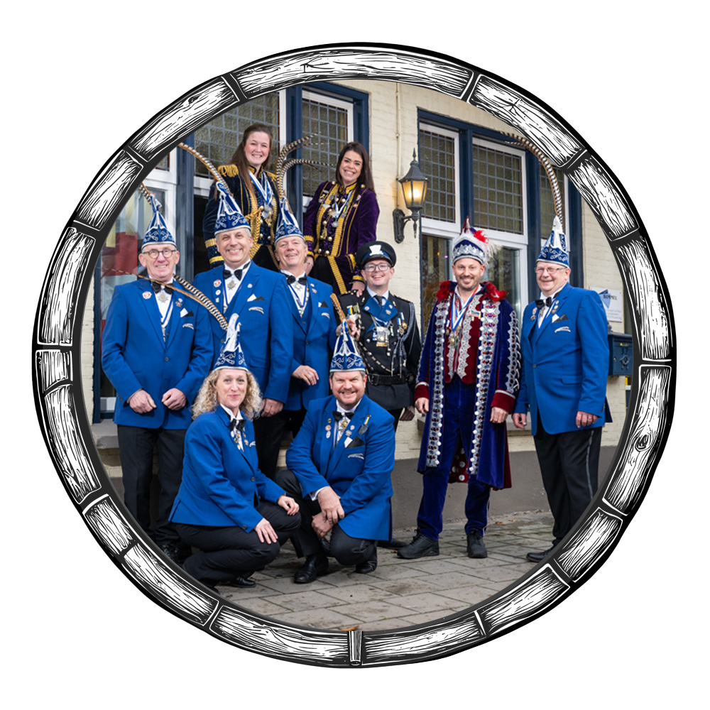 Een groep mensen in blauwe jassen en hoeden poseert in een grasveld, omlijst door een vat.