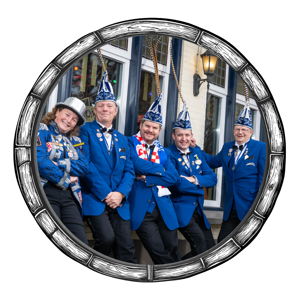 Vier mensen in blauwe jassen en hoeden poseren bij een oldtimer voor een gebouw.