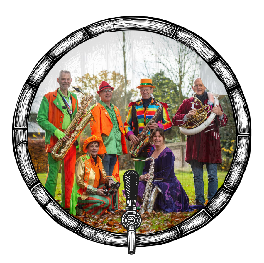 Een groep van zes personen in kleurrijke outfits, die koperblaasinstrumenten bespelen, staat op een grasveld buiten.