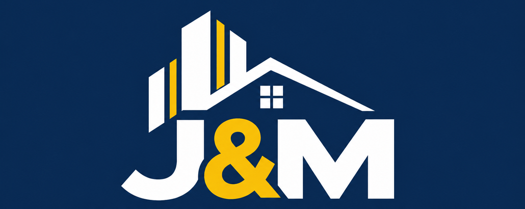 Logotipo de J&M con el tejado de una casa blanca y detalles amarillos sobre un fondo azul oscuro