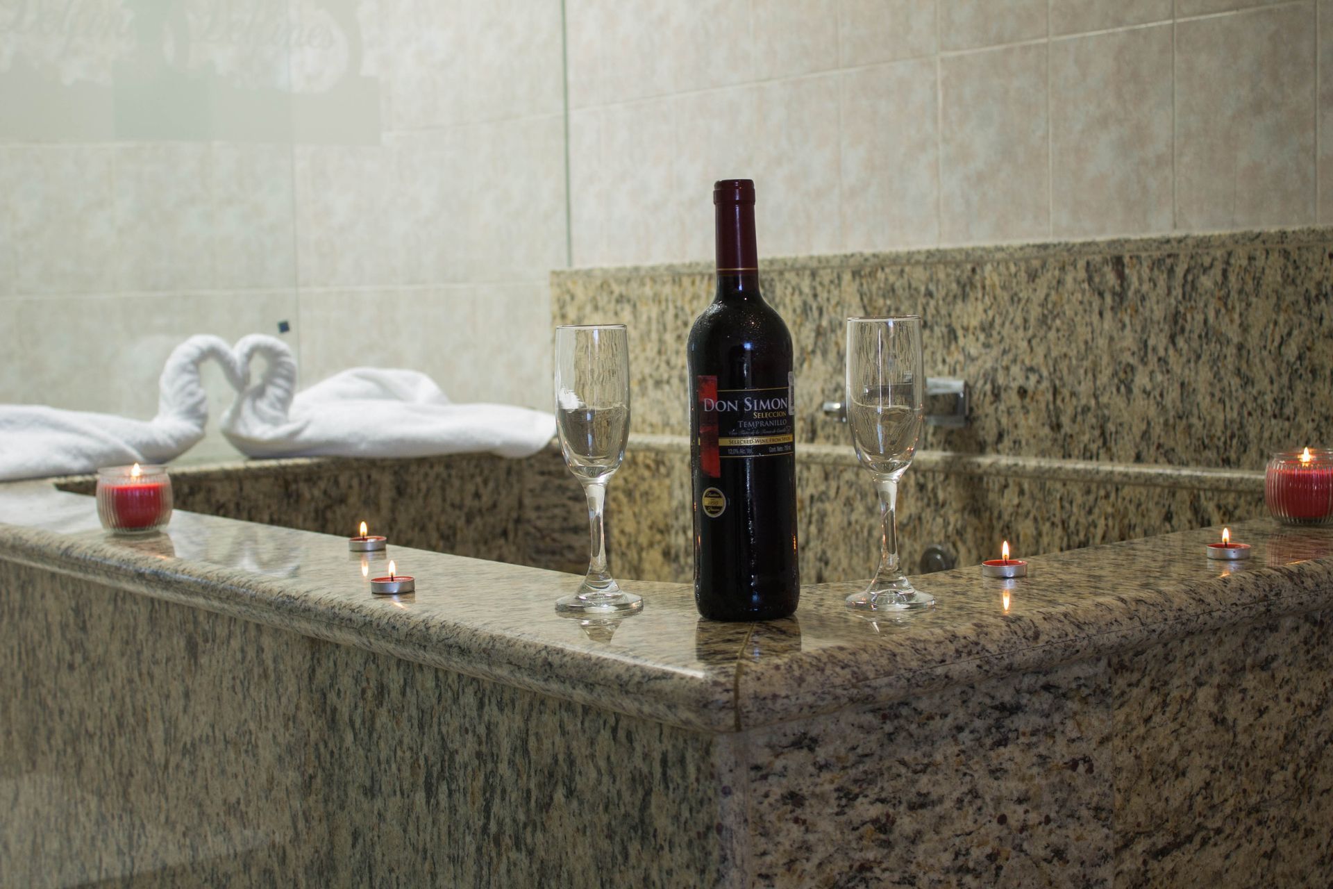 AUTO HOTEL LOS DELFINES - BOTELLA DE VINO