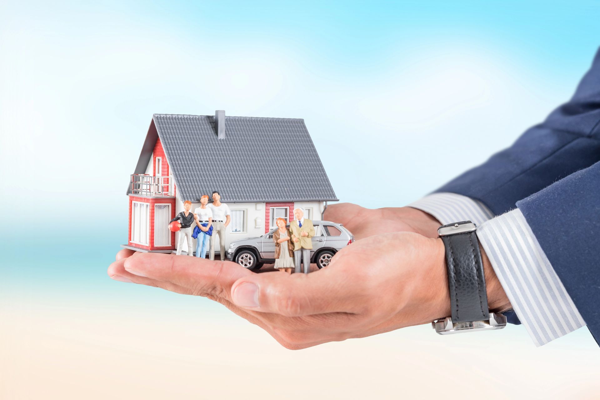 Una famiglia è in piedi davanti a una casa sotto un ombrello.