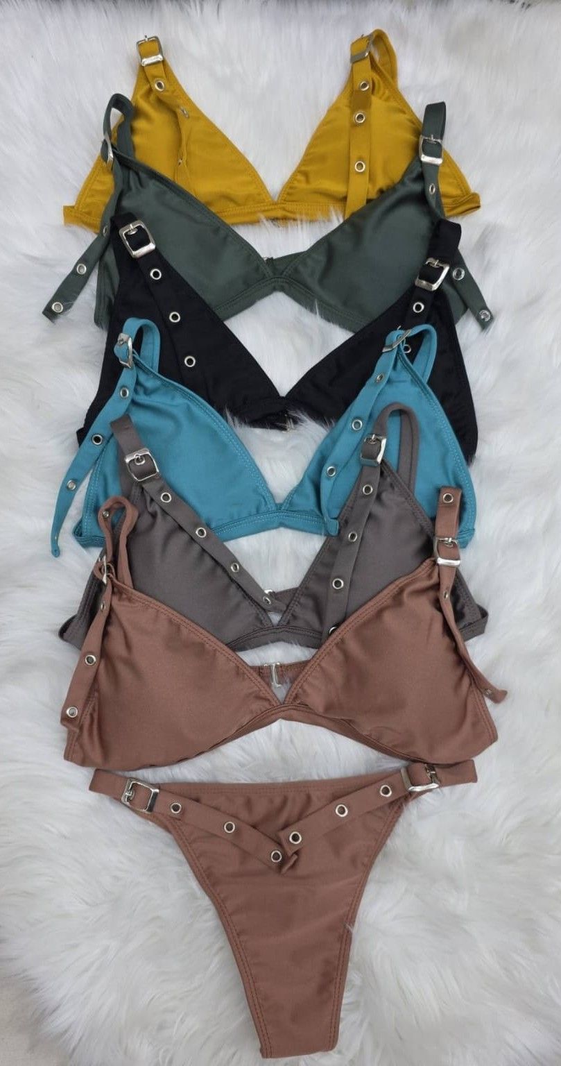 Bikini triangulo con hebilla y hojal metalico