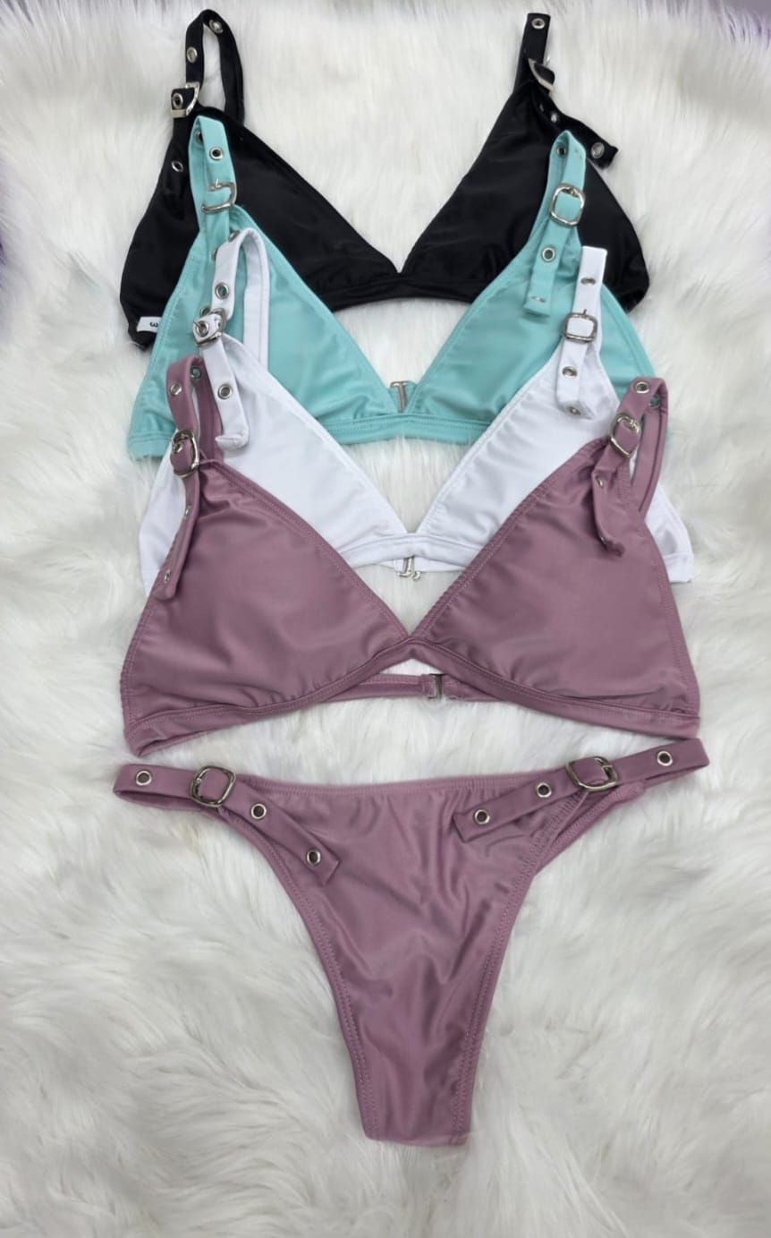 Bikini triangulo con hebilla y hojal metalico