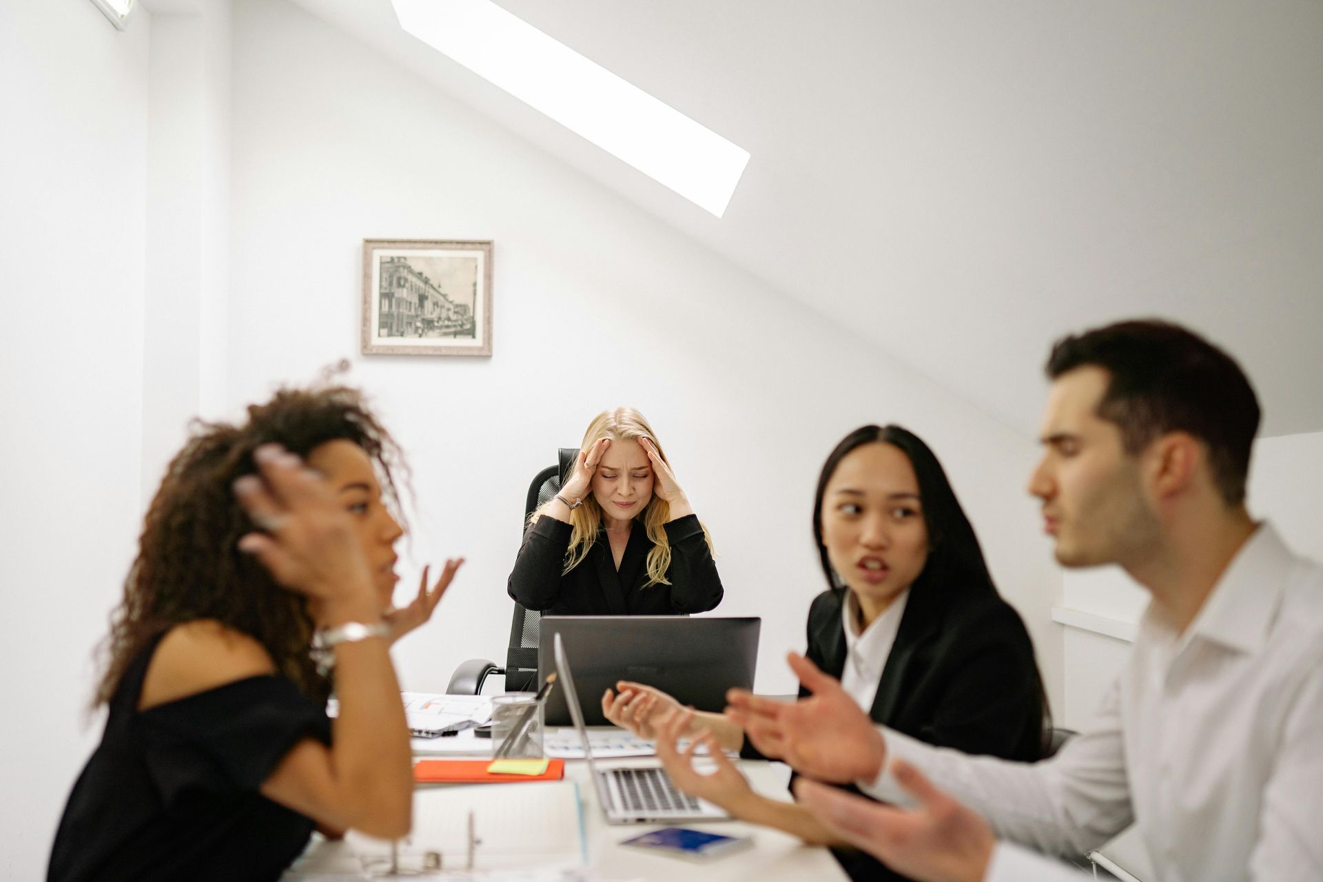 3 vrouwen en 1 man in een arbeidsconflict op de werkvloer