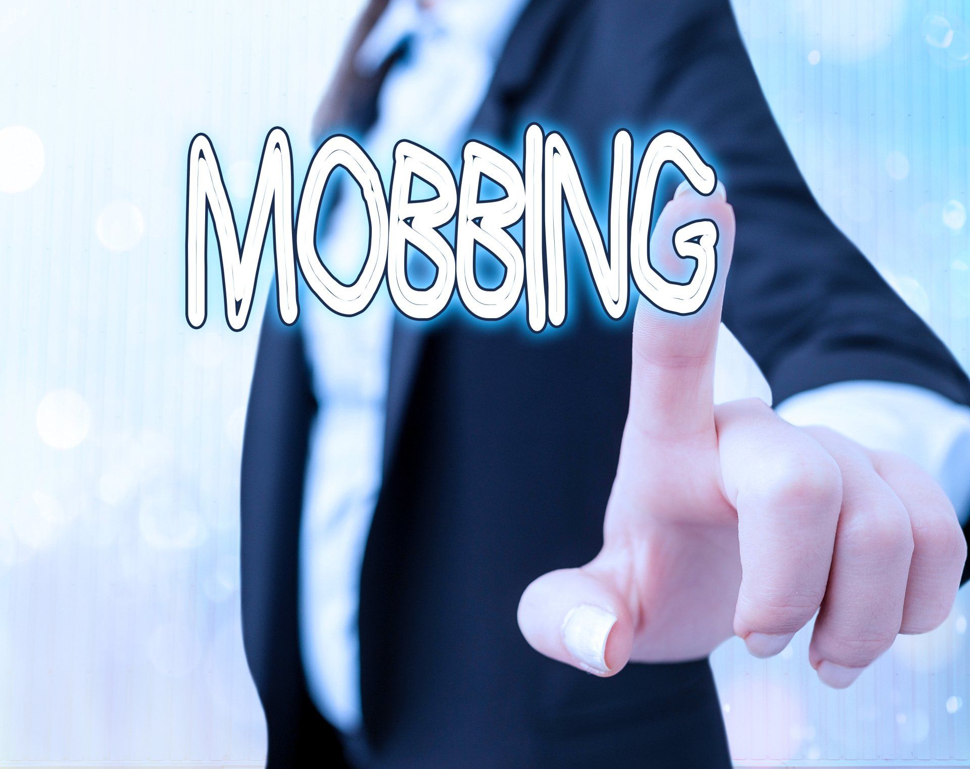 de woorden mobbing staan hier geschreven met op de achtergrond iemand in een blauw pak
