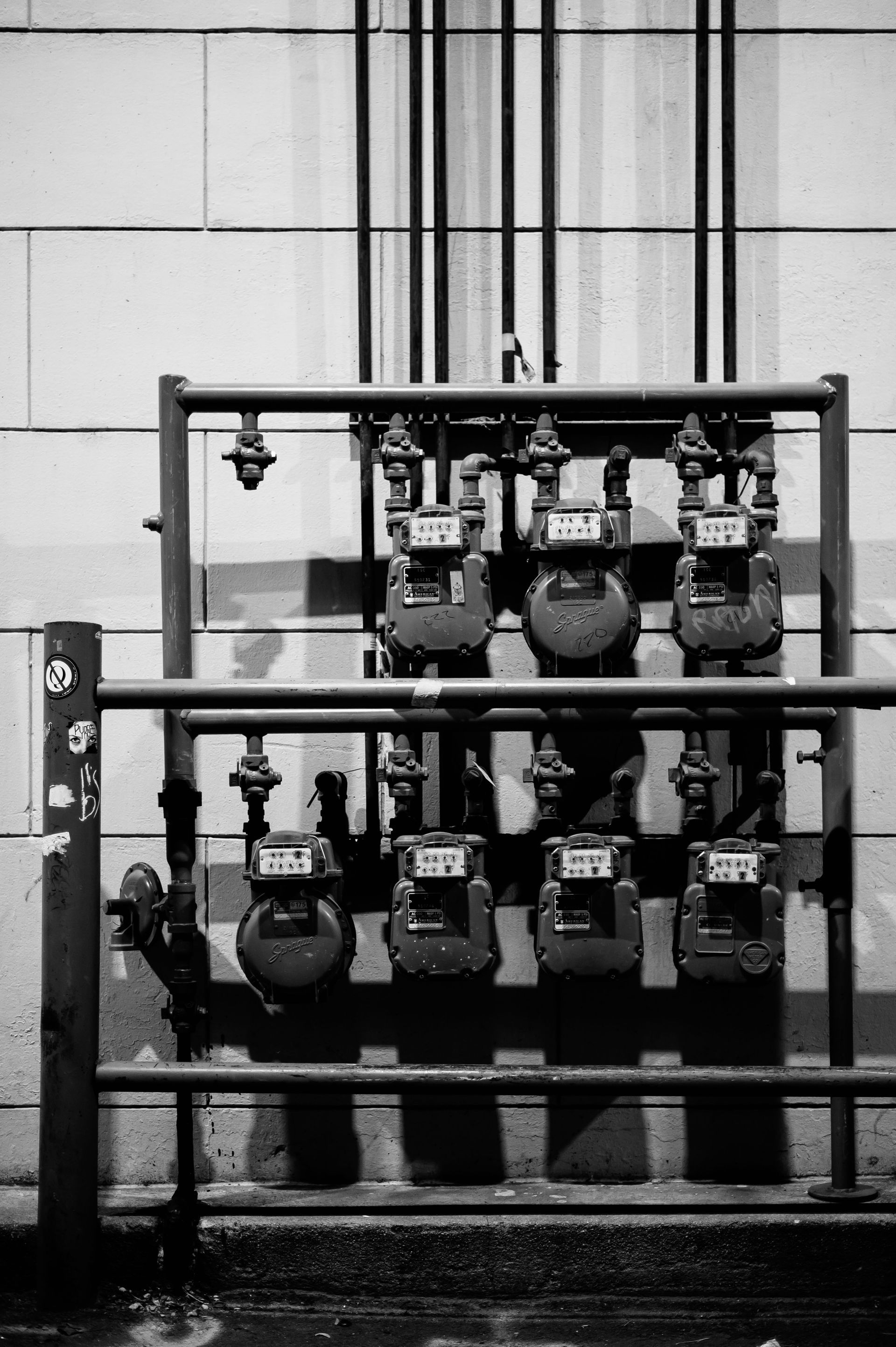Contadores de gas montados en una pared de una sala de servicios de una planta industrial