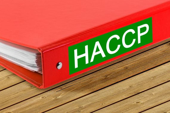 Raccoglitore rosso con etichetta