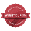 Una bodega certificada mediante logo de enoturismo con lazo rojo