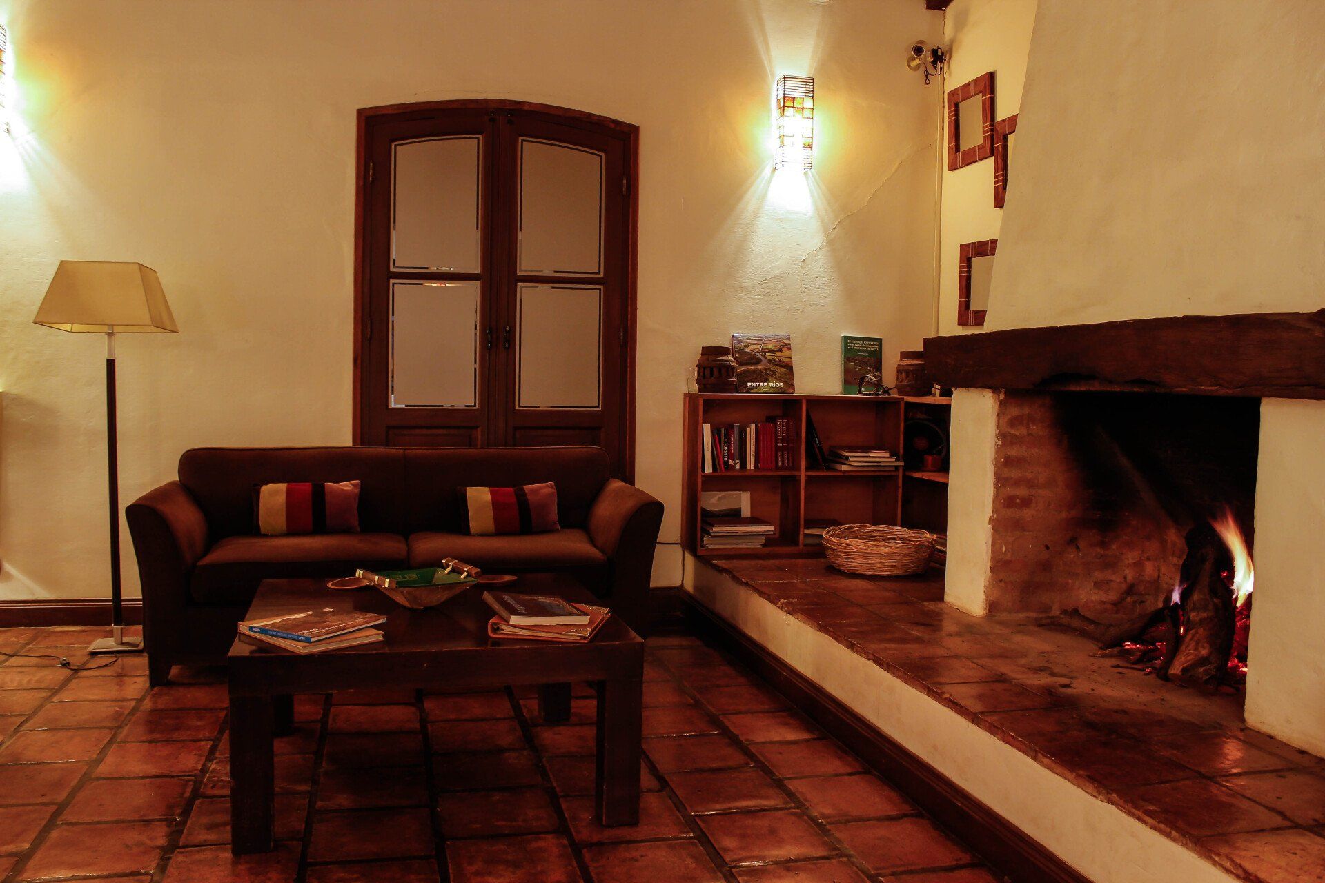 Un salón con chimenea y sofá.