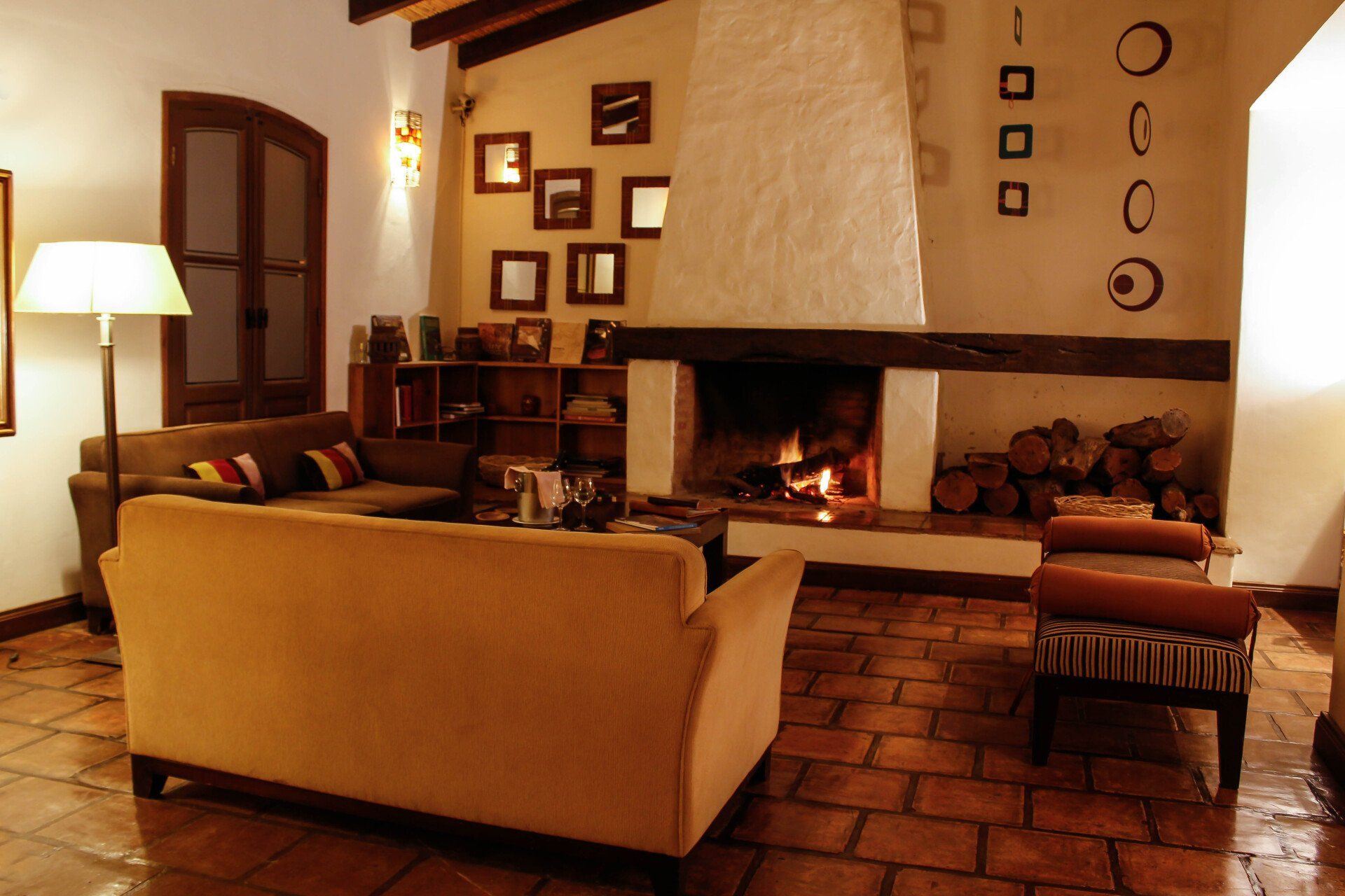 Un salón con chimenea y sofá.