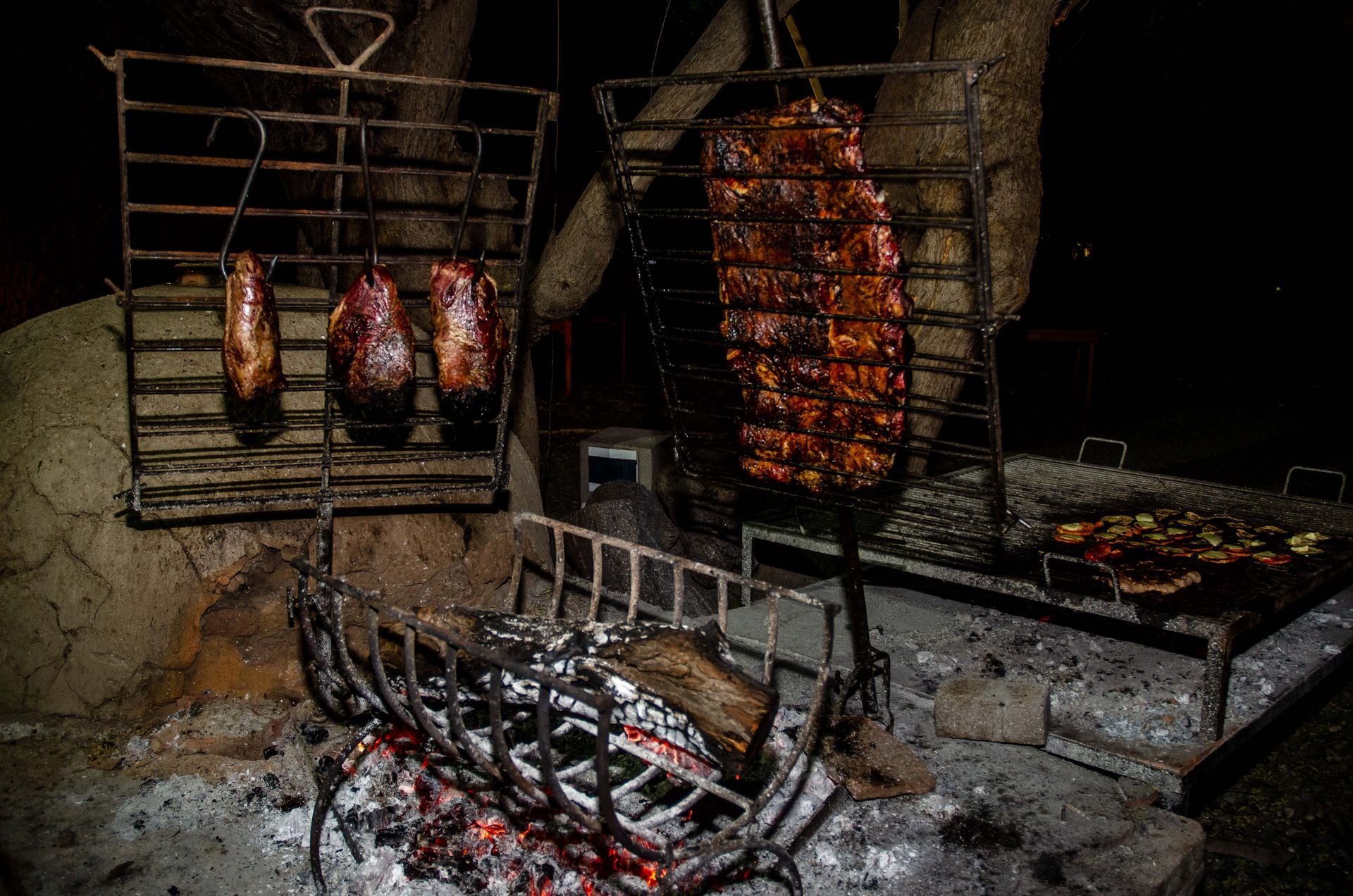 Dos trozos de carne se cocinan en una parrilla al fuego.