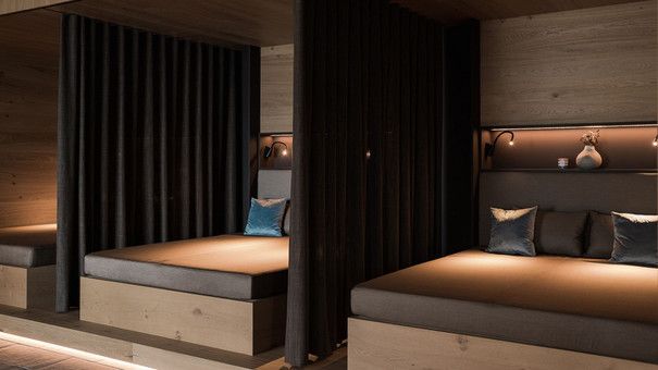 In einem Zimmer stehen zwei Betten nebeneinander.